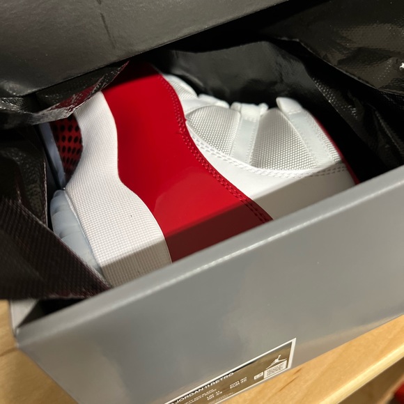 AIR JORDAN XI 11 “CHERRY” MENS SIZE 12 DEADSTOCK NEW - Picture 4 of 7